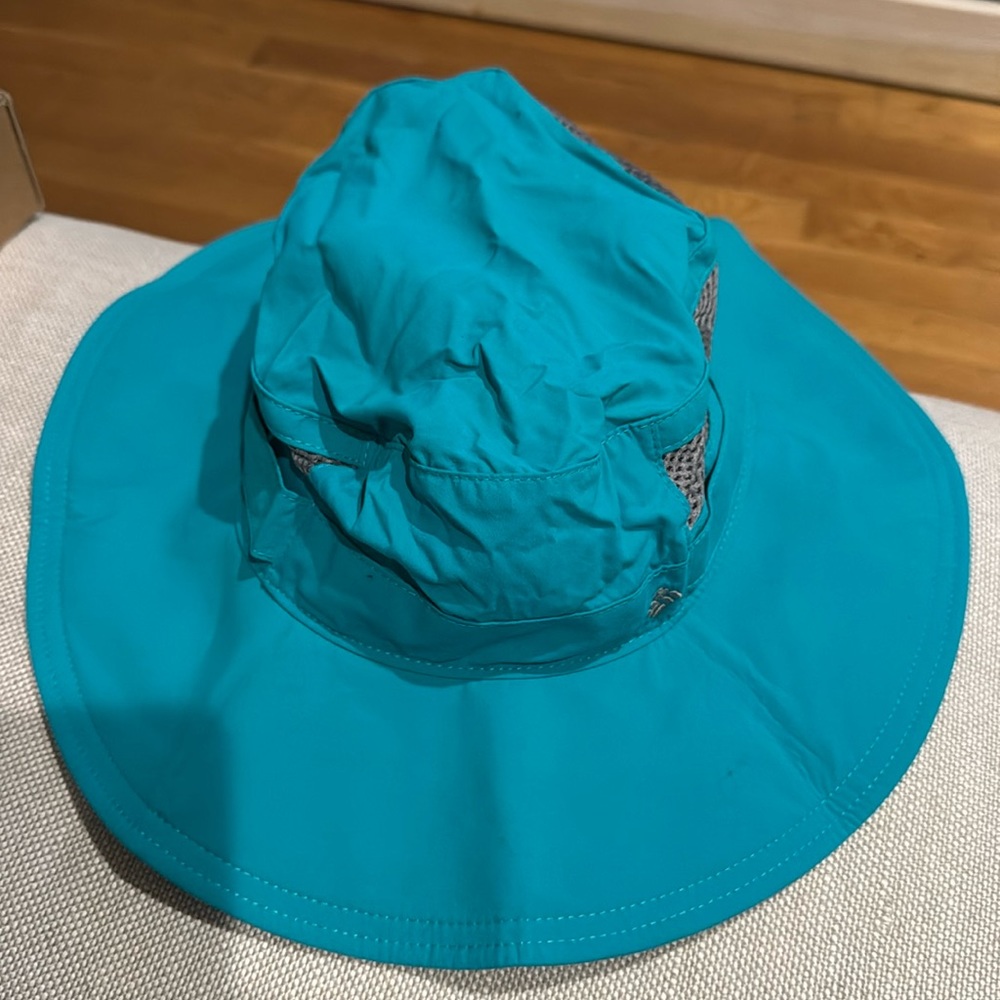 Teal Columbia sun hat.
